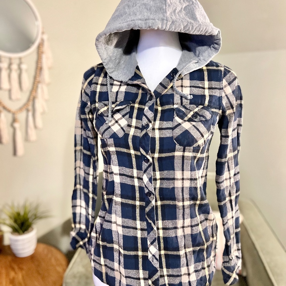 HOODED PLAID BUTTON-UP FLANNEL